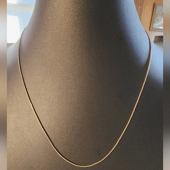 Avon Goldtone Chain Necklace – Classic Simple Design 18" - Picture 2 of 4